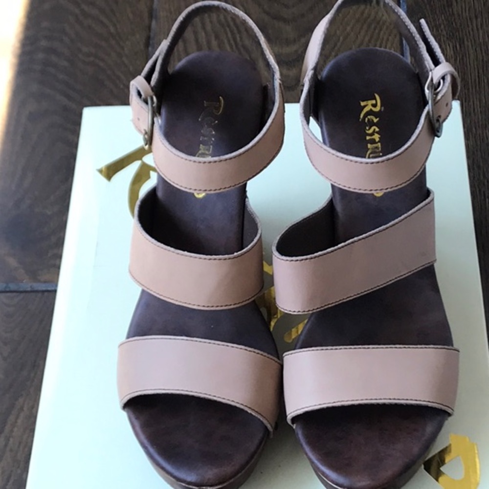 Like new Restricted tan wedges